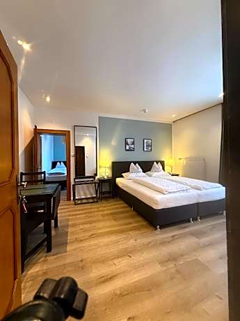 1 King 2 Room Suite Non-Smoking