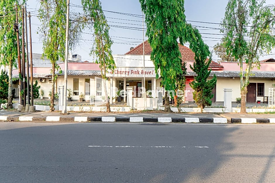 Cherry Pink Hotel Medan Mitra RedDoorz