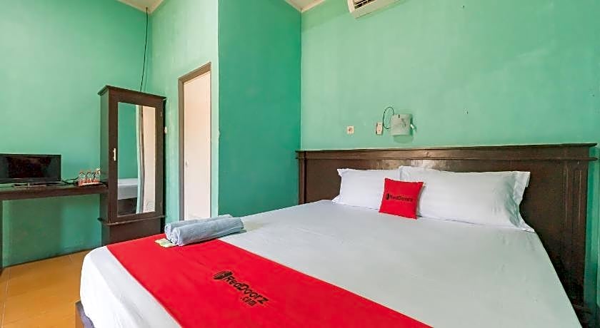 RedDoorz near Pantai Ujung Genteng