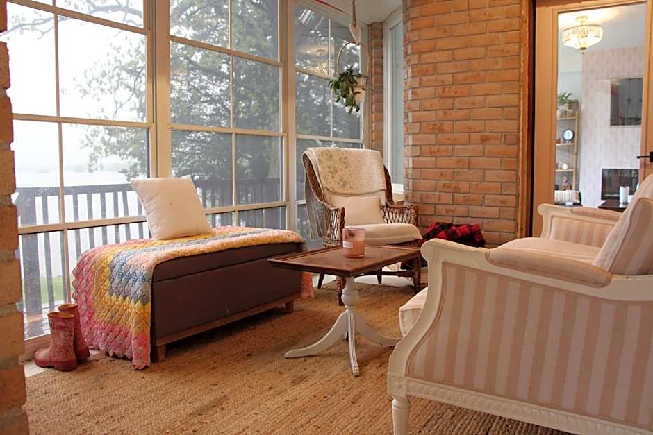 4 Guest Suite with Waterfront Views at Fancie's PEC - Suite 2