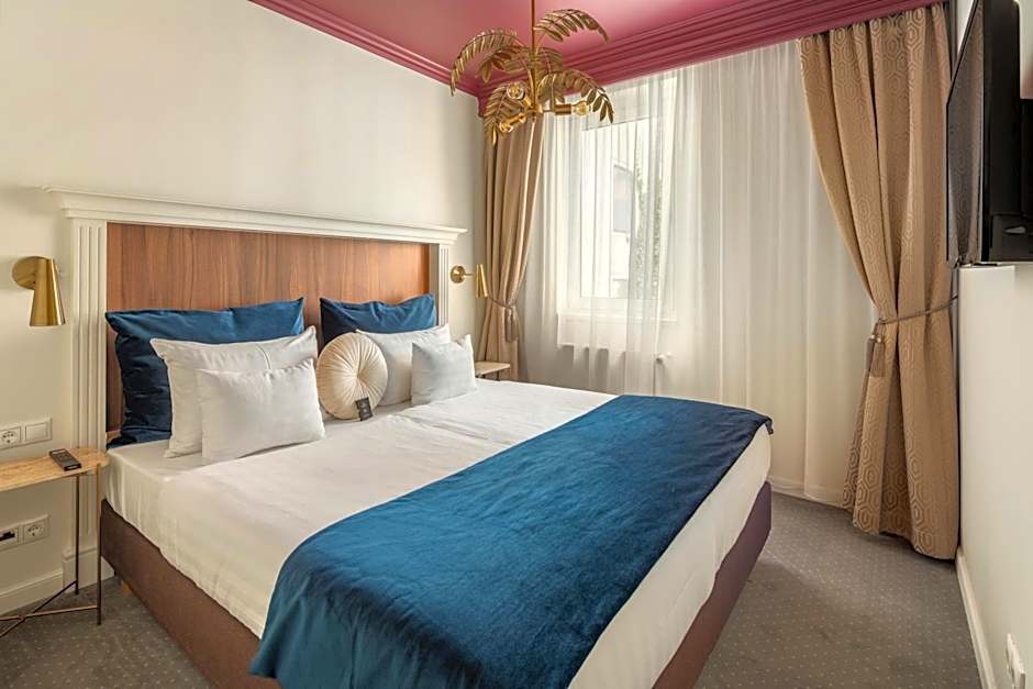 Queen'S Court Hotel & Residence
