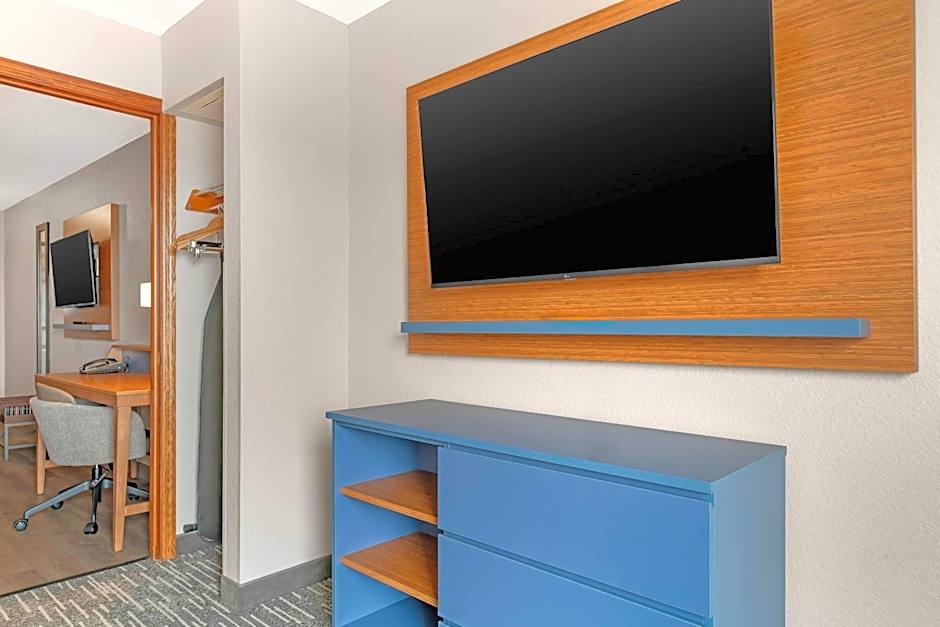 Country Inn & Suites by Radisson, West Bend, WI