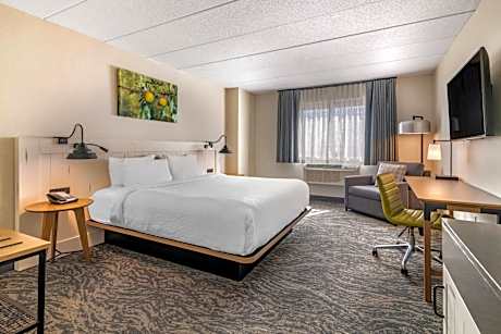 King Room with Adapted Tub - Mobility Accessible
