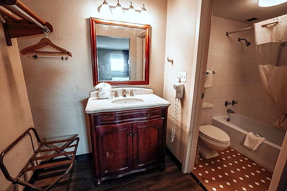 Lamplighter Inn and Suites - North