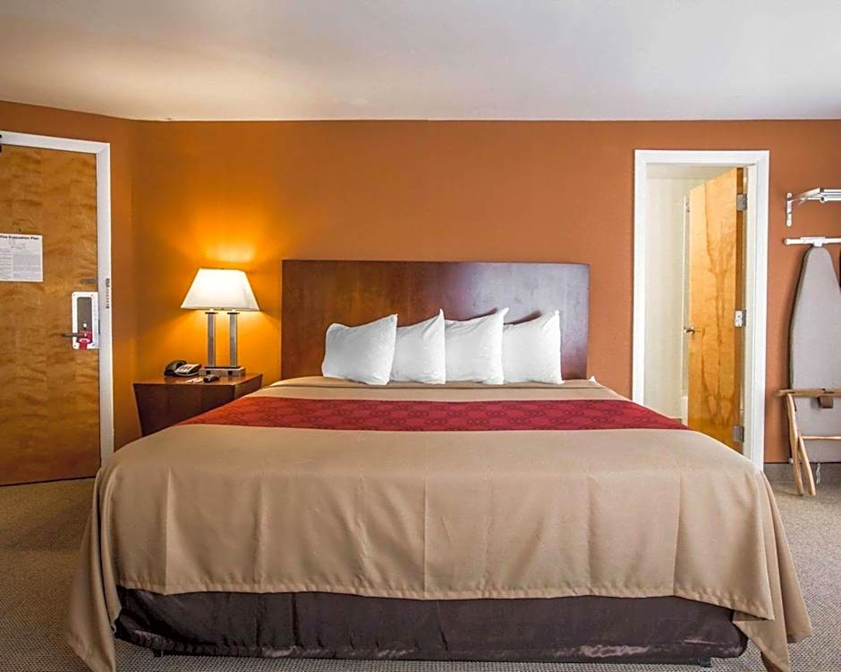 Econo Lodge Lakes Region