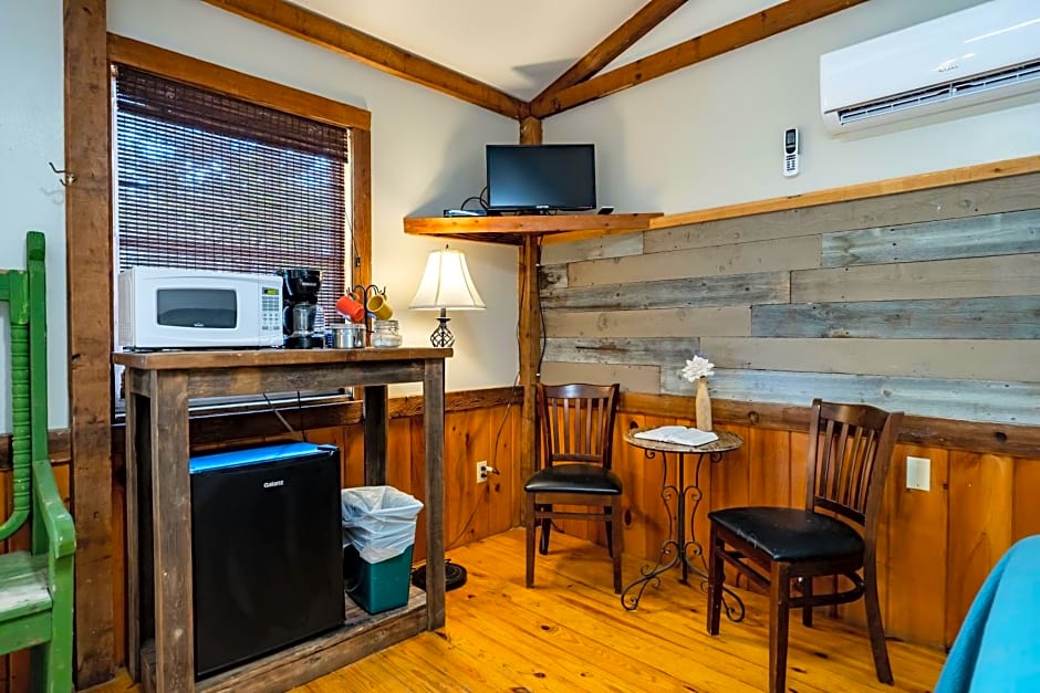 The Historic Leakey Inn