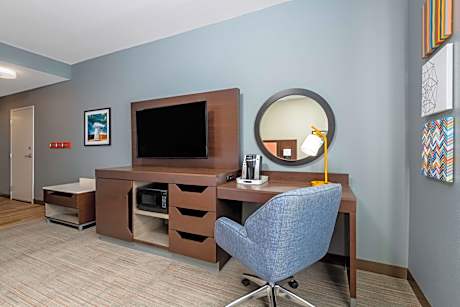 1 King Mobility Access With Tub Nonsmoking