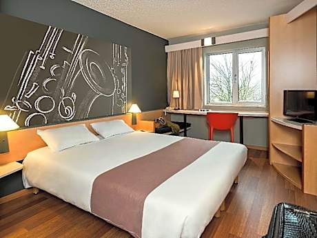 Room with 1 double bed and view of the River Me use