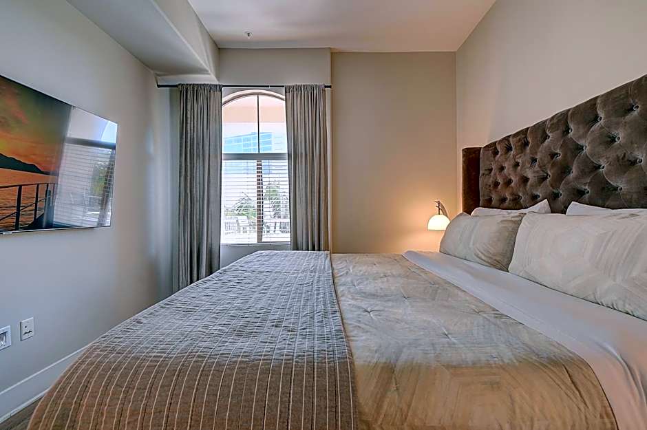 Penthouse One Bedroom Garden View Condo by UCLA