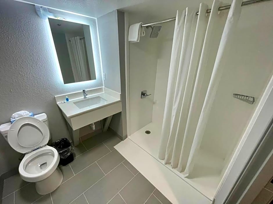 Rodeway Inn & Suites near Outlet Mall - Asheville