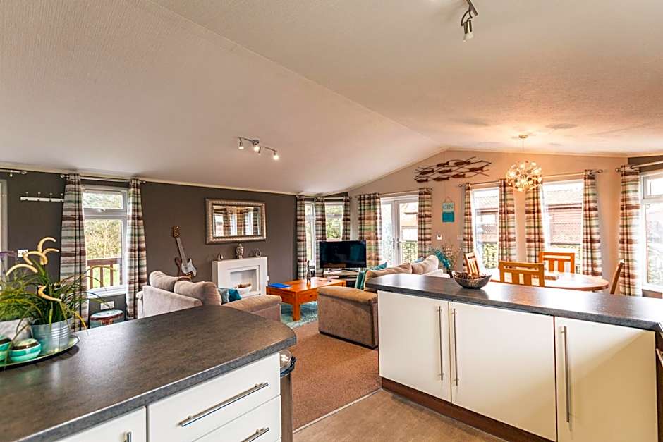 Kingfisher Lodge with Hot Tub