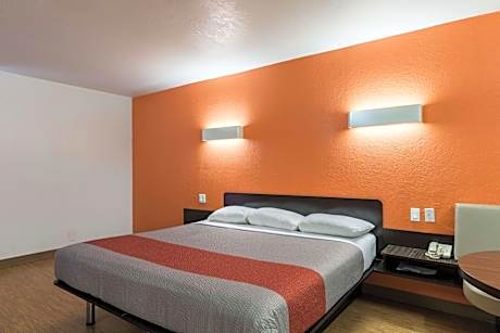 1 King Bed | Non-Smoking