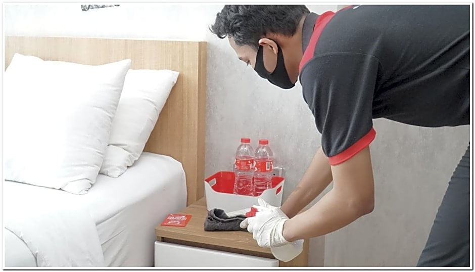 RedDoorz Plus near Dharmawangsa Square