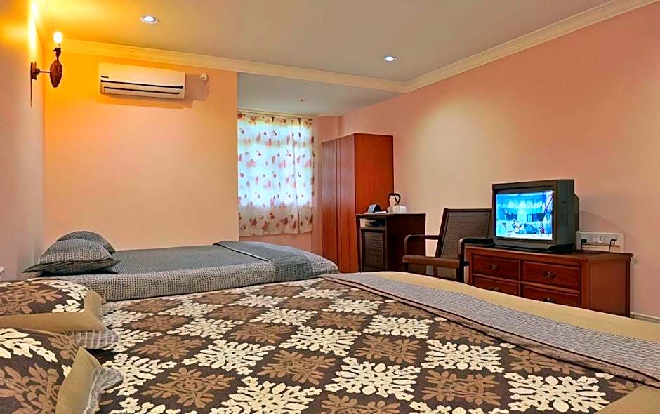 Penarak Bamboo Beach Motel