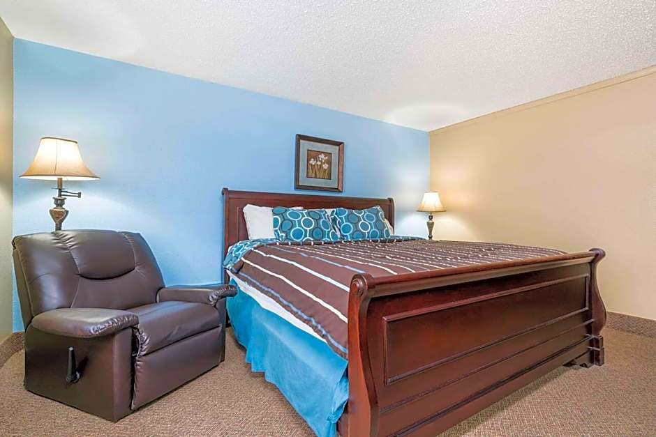 Super 8 by Wyndham Bismarck