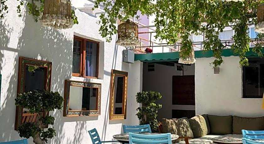 Ados Hotel