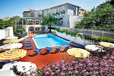 Hotel Riviera 3 Stelle con piscina estiva gratuita e garage a pagamento