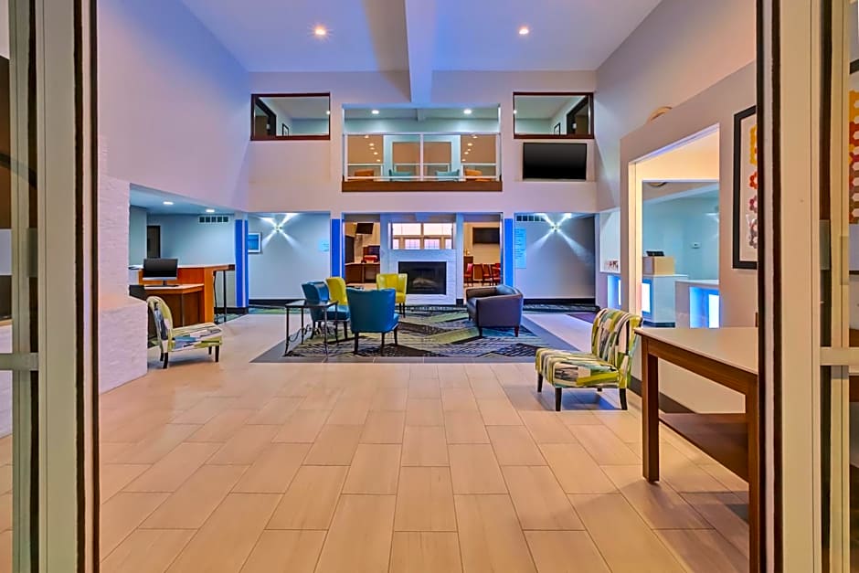 Holiday Inn Express & Suites Petoskey by IHG