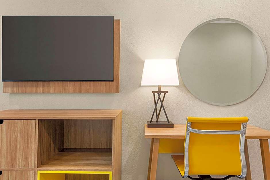 Days Inn & Suites by Wyndham Greater Tomball