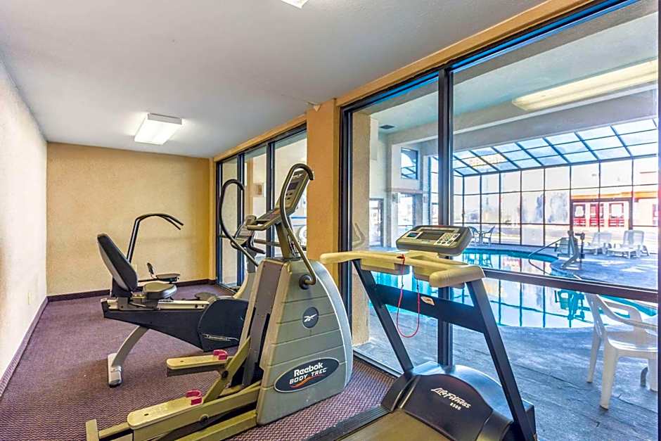 Econo Lodge & Suites Clarksville near Governors Square Mall