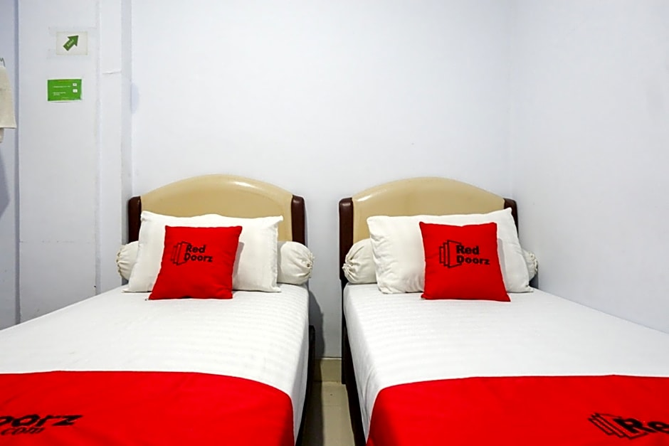 RedDoorz @ Hotel Bravo Pantai Kamali Bau Bau