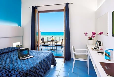 Deluxe Triple Room with Terrace and Sea View