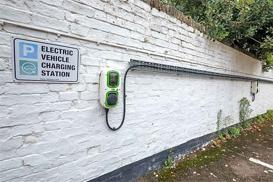 King Deluxe Ensuite with Shower-Bath and Courtyard View - Fawcett