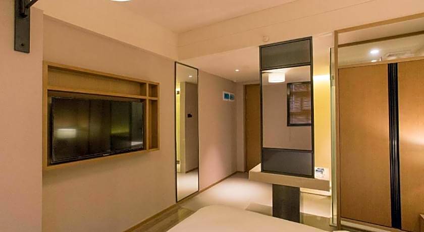 V8 Ziyuangang Hotel