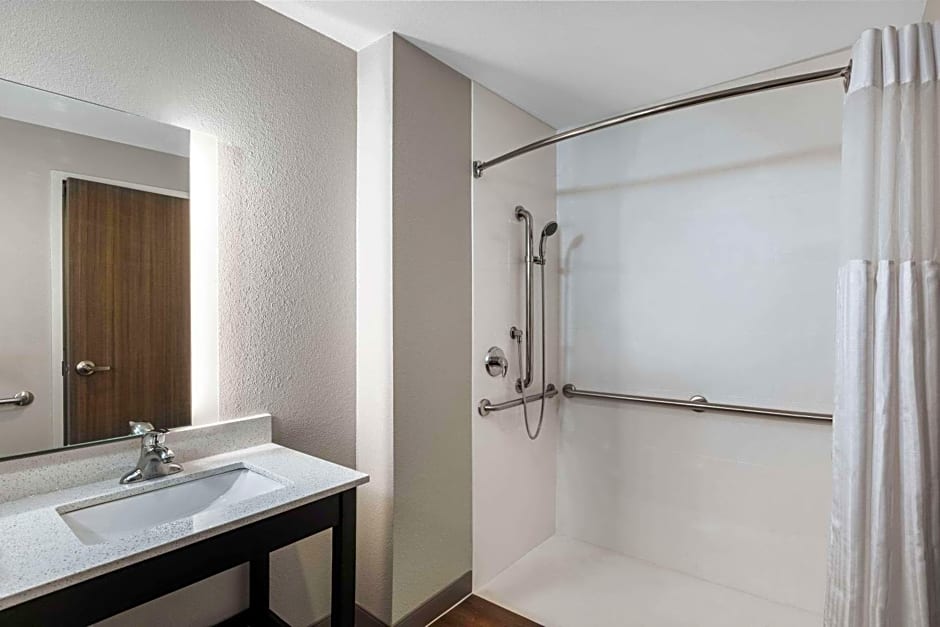 La Quinta Inn & Suites by Wyndham Kansas City Beacon Hill