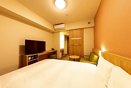 Moderate Queen Room - Non-Smoking