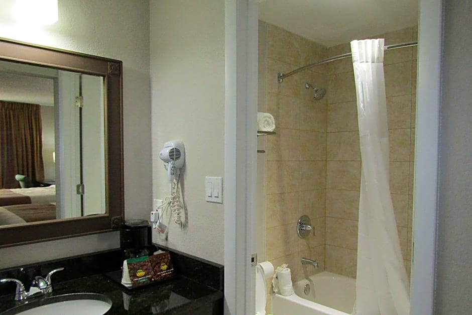 Quality Inn & Suites By The Lake