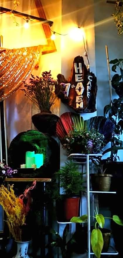 7th Heaven Lodge and Cafe