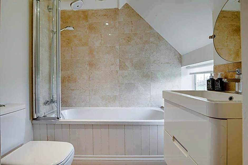 Hiron's Piece - Hot Tub Packages Available