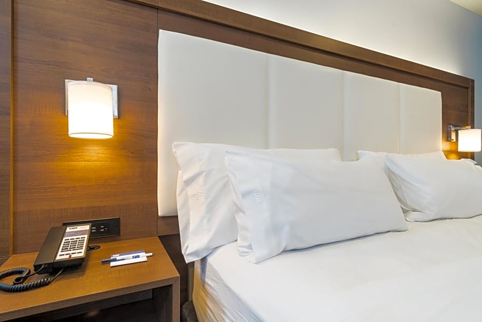 Holiday Inn Express Hollywood Walk of Fame By IHG