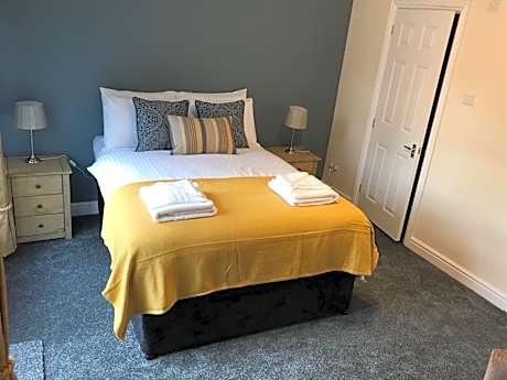 Double room-Standard-Ensuite with Shower