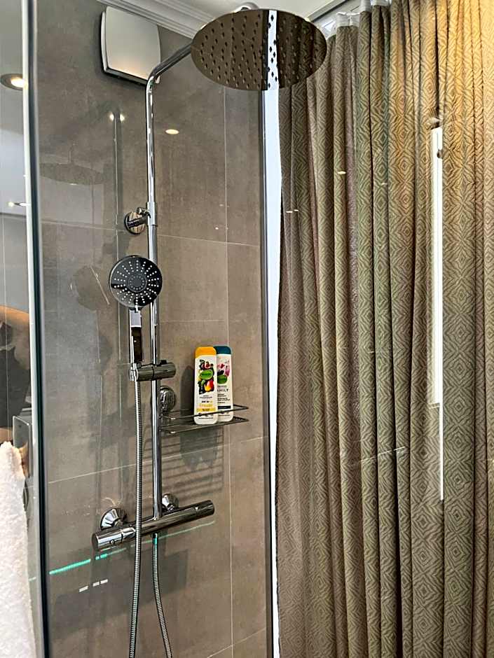 La Luna Petite Suite Deluxe Apartment with Pool & Jacuzzi, Bikes and Covered Parking