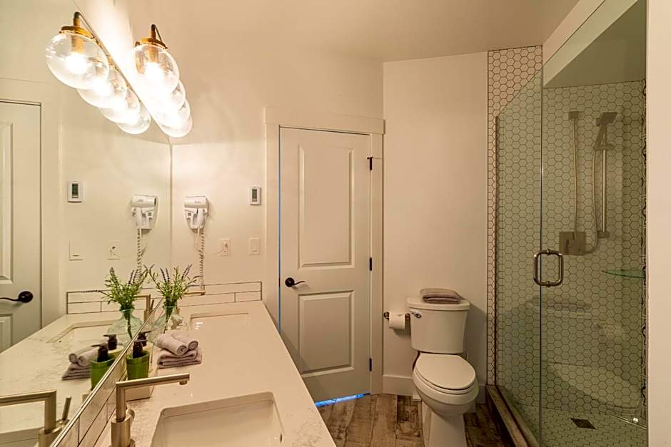 Fully Renovated Ski-in/out Loft with Private Hot Tub!