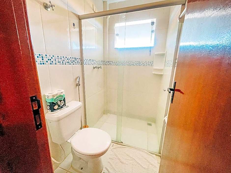 Flat's com 1 suíte no pavimento superior com internet privativa 300MBPS localizado no Residencial Mont Hebron, condomínio a aproximadamente 250m da praia de Taperapuã, com piscinas, sauna e portaria 24hrs