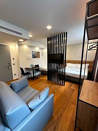 Deluxe Queen Studio