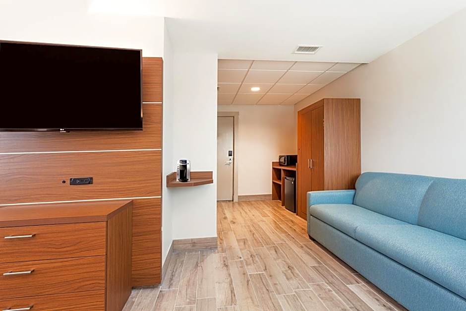 Holiday Inn Express & Suites Panama City Beach - Beachfront By IHG