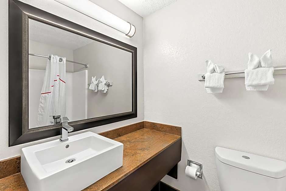 Red Roof PLUS+ & Suites Atlanta Airport South