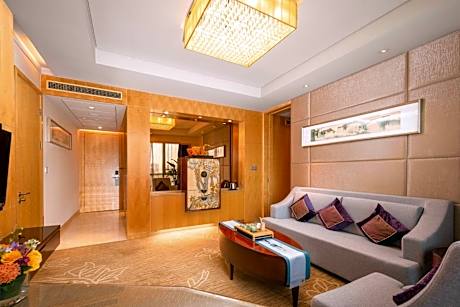 One-Bedroom Suite Lounge Access