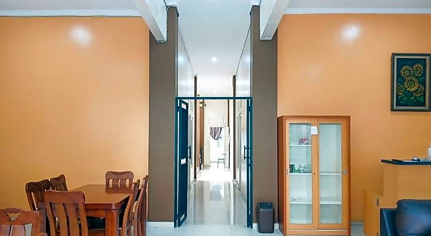 Shabrina Homestay Syariah Terminal Tirtonadi Solo RedPartner