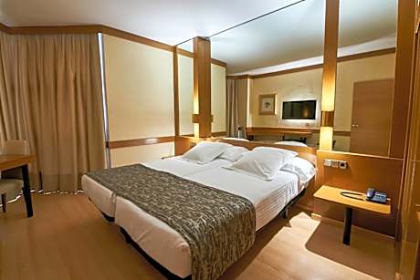 Family Room (2 Adults + 2 Children)