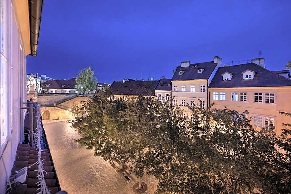 Hotel At the Golden Scissors