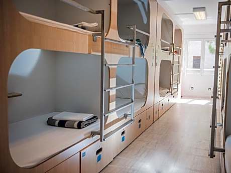 16 Bed Bedroom