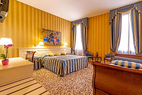 Deluxe Double or Twin Room with Canal View