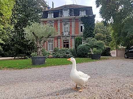 Château Lambert Moulinsart Hotel, shuttle airport, long term parking, snooker, large terrasse, dinner, breakfast