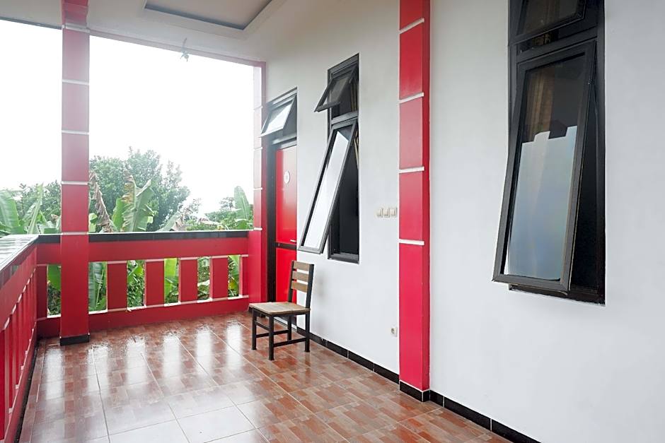 RedDoorz near Alun Alun Wonosobo 2