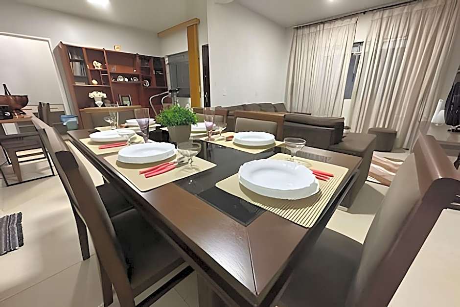 Casa grande - 3 Suítes e Piscina - Próx. ao Centro